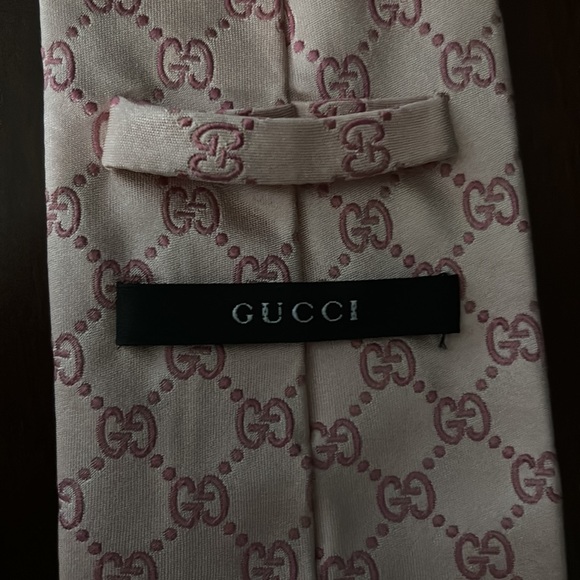 Authentic pink Gucci Tie. Excellent condition. Perfect for an event - Picture 6 of 6